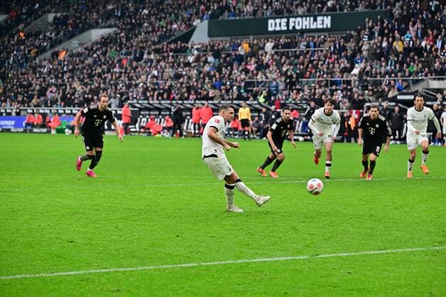 25.10.2025; Moenchengladbach; Fussball, Herren, Saison 2025 2026, Borussia Moenchengladbach vs. Bayern Muenchen Kevin Stoeger (Gladbach) vergibt den Elfmeter DFL regulations prohibit any use of photographs as image sequences and or quasi-video. Borussia-Park NRW Deutschland