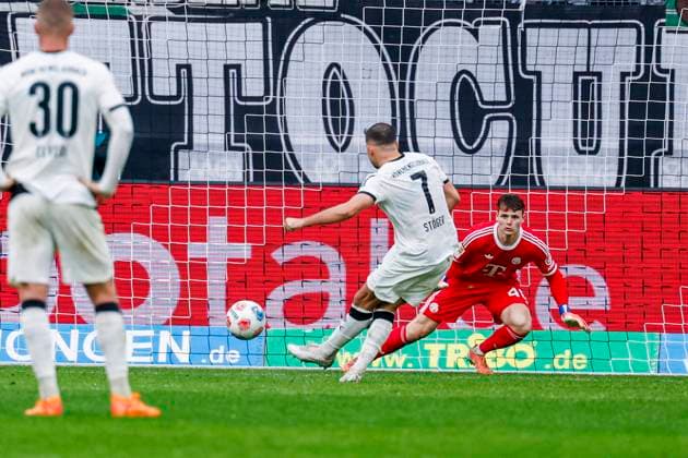 Kevin Stoger of Borussia Mönchengladbach shoots the penalty Borussia Mönchengladbach v FC Bayern München, Bundesliga, Borussia Mönchengladbach v FC Bayern München, Stadion im Borussia-Park, October 25, 2025, Mönchengladbach, Germany.