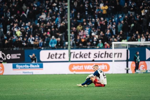 Fußball Männer Saison 2025 2026 1. Fußball-Bundesliga 8. Spieltag Hamburger SV vs. VfL Wolfsburg 25.10.2025 Miro Muheim ( 28, HSV) enttäuscht am Boden nach dem Abpfiff Hamburg Volksparkstadion Hamburg Deutschland