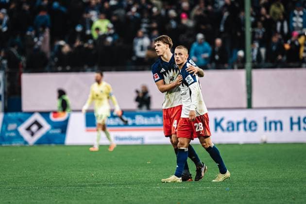 Fußball Männer Saison 2025 2026 1. Fußball-Bundesliga 8. Spieltag Hamburger SV vs. VfL Wolfsburg 25.10.2025 v.l. Luka Vuskovic ( 44, HSV) und Miro Muheim ( 28, HSV) nach dem Abpfiff enttäuscht Hamburg Volksparkstadion Hamburg Deutschland
