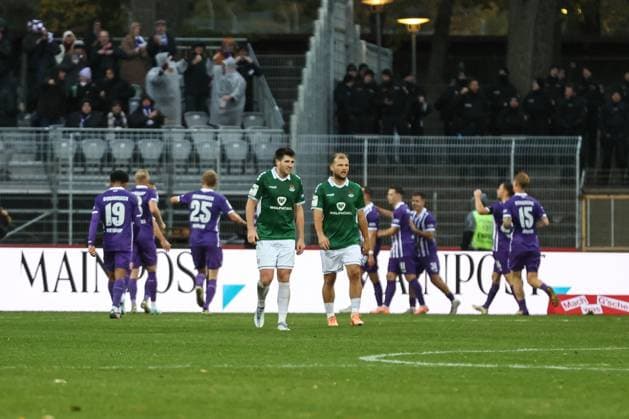 25.10.2025, Fussball, Herren, 3. Liga 12. Spieltag Saison 2025 2026: FC Schweinfurt 05 - VfL Osnabrück Von links: hängende Köpfe bei Kevin Fery (FC Schweinfurt 05, 15) und Johannes Geis (FC Schweinfurt 05, 30) nach dem 0:1