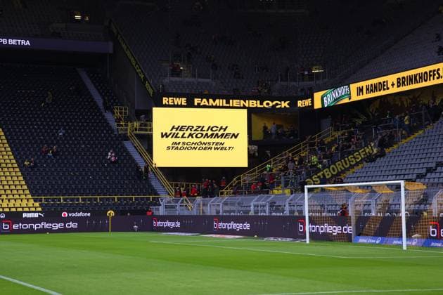 Signal Iduna Park vor dem Spiel, Herzlich Willkommen im schoensten Stadion der Welt GER, Borussia Dortmund gegen 1.FC Koeln, Fussball, 1.Liga, 8.Spieltag, Spielzeit 2025 2026, 25.10.2025 DFL REGULATIONS PROHIBIT ANY USE OF PHOTOGRAPHS AS IMAGE SEQUENCES AND OR QUASI-VIDEO GER, Borussia Dortmund gegen 1.FC Koeln, Fussball, 1.Liga, 8.Spieltag, Spielzeit 2025 2026, 25.10.2025 Dortmund Copyright: xEibner-Pressefoto FrankxZeisingx EP_FZG
