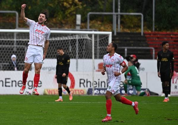 25.10.2025, xophax, Fussball Regionalliga West Südstadion Fortuna Köln gegen 1.FC Köln II Enzo Wirtz ( Fortuna Köln ) , links nach seinem Tor zum 3 zu 0, Rechts Robin Afamefuna ( Fortuna Köln ) (DFL DFB REGULATIONS PROHIBIT ANY USE OF PHOTOGRAPHS as IMAGE SEQUENCES and or QUASI-VIDEO) Köln