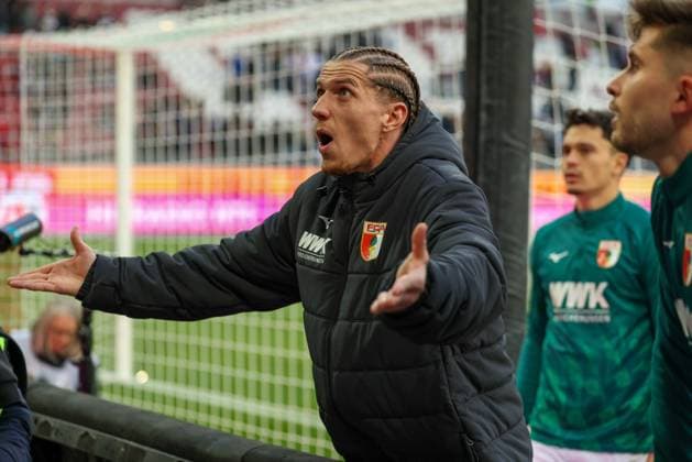 Kristijan Jakic 17 (FC Augsburg) streitet lautstark mit den Ultras ueber die Leistung, FC Augsburg vs. RB Leipzig, Fussball, 1. Bundesliga, 8. Spieltag, 25.10.2025 DFB regulations prohibit any use of photographs as image sequences and or quasi-video Augsburg Bayern Deutschland