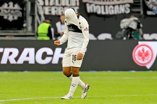Frankfurt, Deutschland 25. Oktober 2025: 1. BL - 2025 2026 - Eintracht Frankfurt vs. FC St. Pauli Im Bild: Joel Chima Fujita (St. Pauli) zeigt sich tiefst enttäuscht nach der Auswärtsniederlage. DFL regulations prohibit any use of photographs as image sequences and or quasi-video Deutsche Bank Park Hessen Copyright: xFotostandx xRacochax
