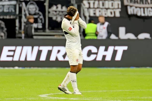 Frankfurt, Deutschland 25. Oktober 2025: 1. BL - 2025 2026 - Eintracht Frankfurt vs. FC St. Pauli Im Bild: Joel Chima Fujita (St. Pauli) zeigt sich tiefst enttäuscht nach der Auswärtsniederlage. DFL regulations prohibit any use of photographs as image sequences and or quasi-video Deutsche Bank Park Hessen Copyright: xFotostandx xRacochax