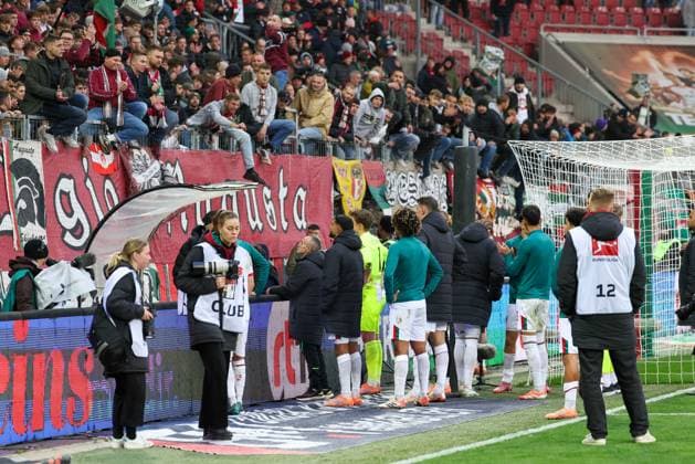 die Augsburger Spieler diskutieren mit den Ultras am Zaun, FC Augsburg vs. RB Leipzig, Fussball, 1. Bundesliga, 8. Spieltag, 25.10.2025 DFB regulations prohibit any use of photographs as image sequences and or quasi-video Augsburg Bayern Deutschland