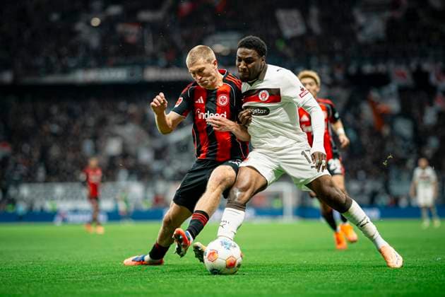 Fußball I Herren I Saison 2025-2026 I Bundesliga I 8. Spieltag I Eintracht Frankfurt - FC St. Pauli I 25.10.2025 Rasmus Kristensen ( 13, Eintracht Frankfurt) gegen Oladapo Afolayan ( 17, FC St. Pauli) Frankfurt Deutsche Bank Park Hessen Deutschland Copyright: xLobeca MaxxKrausex