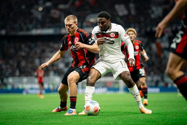 Fußball I Herren I Saison 2025-2026 I Bundesliga I 8. Spieltag I Eintracht Frankfurt - FC St. Pauli I 25.10.2025 Rasmus Kristensen ( 13, Eintracht Frankfurt) gegen Oladapo Afolayan ( 17, FC St. Pauli) Frankfurt Deutsche Bank Park Hessen Deutschland Copyright: xLobeca MaxxKrausex