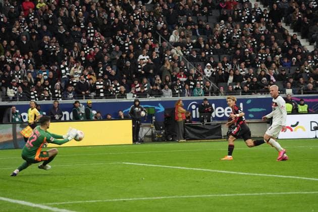Torwart Nikola Vailij (FC St. Pauli, 22) hält gegen Ritsu Doan (Eintracht Frankfurt, 20) - Frankfurt 25.10.2025: Eintracht Frankfurt vs. FC St. Pauli, Deutsche Bank Park, 8. Spieltag Bundesliga
