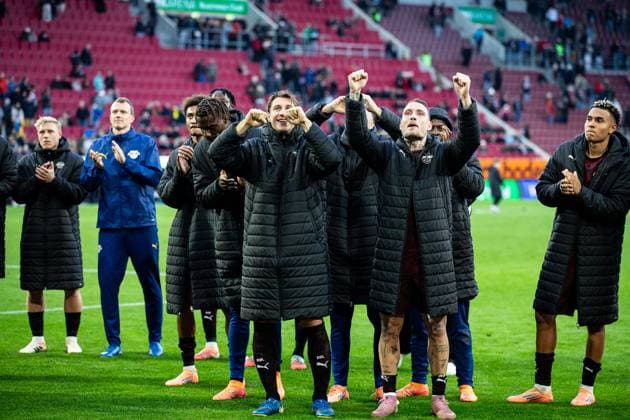 Endstand 0:6 RB Leipzig besiegt den FC Augsburg. David Raum (RB Leipzig 22) und das Teeam jubeln zu den Fans GER, FC Augsburg vs. RB Leipzig, 1.Bundesliga Fussball, 08. Spieltag, Saison 2025 2026, 25.10.2025 DFB DFL REGULATIONS PROHIBIT ANY USE OF PHOTOGRAPHS AS IMAGE SEQUENCES AND OR QUASI-VIDEO GER, FC Augsburg vs. RB Leipzig, 1.Bundesliga Fussball, 08. Spieltag, Saison 2025 2026, 25.10.2025 Augsburg Copyright: xEibner-Pressefoto RogerxBuerkex EP_RBE
