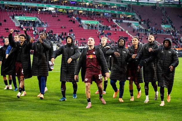 Endstand 0:6 RB Leipzig besiegt den FC Augsburg. David Raum (RB Leipzig 22) und das Teeam jubeln zu den Fans GER, FC Augsburg vs. RB Leipzig, 1.Bundesliga Fussball, 08. Spieltag, Saison 2025 2026, 25.10.2025 DFB DFL REGULATIONS PROHIBIT ANY USE OF PHOTOGRAPHS AS IMAGE SEQUENCES AND OR QUASI-VIDEO GER, FC Augsburg vs. RB Leipzig, 1.Bundesliga Fussball, 08. Spieltag, Saison 2025 2026, 25.10.2025 Augsburg Copyright: xEibner-Pressefoto RogerxBuerkex EP_RBE