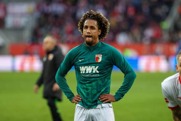 enttaeuschung bei Han-Noah Massengo 4 (FC Augsburg) nach Spielende, FC Augsburg vs. RB Leipzig, Fussball, 1. Bundesliga, 8. Spieltag, 25.10.2025 DFB regulations prohibit any use of photographs as image sequences and or quasi-video Augsburg Bayern Deutschland