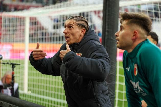Kristijan Jakic 17 (FC Augsburg) streitet lautstark mit den Ultras ueber die Leistung, FC Augsburg vs. RB Leipzig, Fussball, 1. Bundesliga, 8. Spieltag, 25.10.2025 DFB regulations prohibit any use of photographs as image sequences and or quasi-video Augsburg Bayern Deutschland