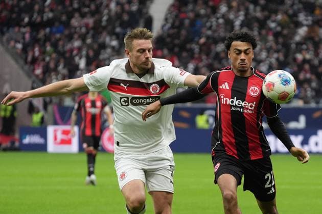 Nathaniel Brown (Eintracht Frankfurt, 21) gegen Hauke Wahl (FC St. Pauli, 5) - Frankfurt 25.10.2025: Eintracht Frankfurt vs. FC St. Pauli, Deutsche Bank Park, 8. Spieltag Bundesliga