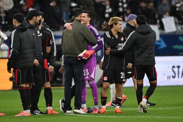 25.10.2025, xpsx, Fussball 1.Bundesliga, Eintracht Frankfurt - FC St.Pauli v.l. Jubel, Freude über den Sieg Trainer Dino Toppmöller Toppmoeller (Eintracht Frankfurt) Michael Zetterer (Eintracht Frankfurt) Ritsu Doan (Eintracht Frankfurt) (DFL DFB REGULATIONS PROHIBIT ANY USE OF PHOTOGRAPHS as IMAGE SEQUENCES and or QUASI-VIDEO) Frankfurt am Main