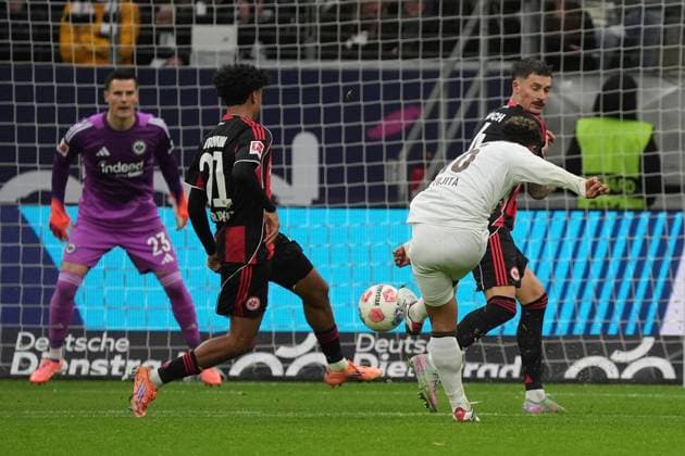 Chance für Joel Chima Fujita (FC St. Pauli, 16) - Frankfurt 25.10.2025: Eintracht Frankfurt vs. FC St. Pauli, Deutsche Bank Park, 8. Spieltag Bundesliga