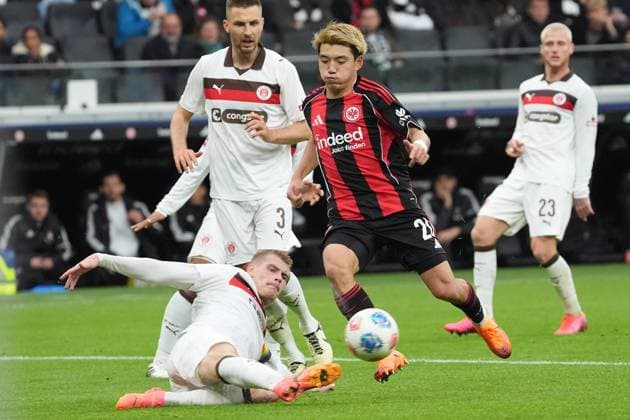Eric Smith (FC St. Pauli, 8) klärt gegen Ritsu Doan (Eintracht Frankfurt, 20) - Frankfurt 25.10.2025: Eintracht Frankfurt vs. FC St. Pauli, Deutsche Bank Park, 8. Spieltag Bundesliga