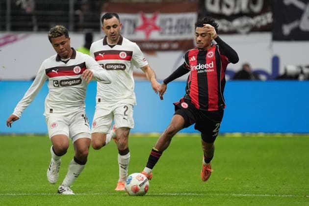 Nathaniel Brown (Eintracht Frankfurt, 21) gegen Manolis Saliakas (FC St. Pauli, 2), Joel Chima Fujita (FC St. Pauli, 16) - Frankfurt 25.10.2025: Eintracht Frankfurt vs. FC St. Pauli, Deutsche Bank Park, 8. Spieltag Bundesliga