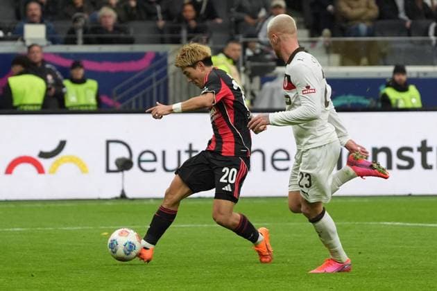 Ritsu Doan (Eintracht Frankfurt, 20) gegen Louis Oppie (FC St. Pauli, 23) - Frankfurt 25.10.2025: Eintracht Frankfurt vs. FC St. Pauli, Deutsche Bank Park, 8. Spieltag Bundesliga