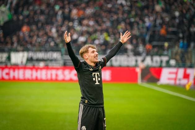 Deutschland: Fussball Bundesliga 2025 26, 8. Spieltag - Borussia Mönchengladbach vs FC Bayern München - Borussia-Park (Mönchengladbach): Tor und Torjubel zum 0:3 durch Lennart Karl (Bayern 42) Freude, Emotionen, Jubel Mönchengladbach Nordrhein-Westfalen Deutschland Copyright: xJOERANxSTEINSIEKx