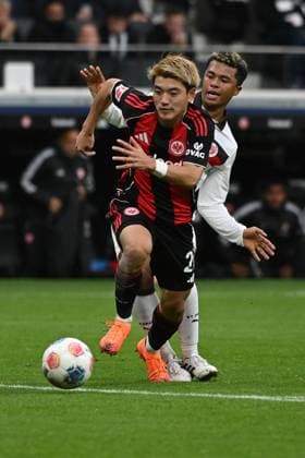 25.10.2025, xpsx, Fussball 1.Bundesliga, Eintracht Frankfurt - FC St.Pauli v.l. Ritsu Doan (Eintracht Frankfurt) Joel Chima Fujita (FC St.Pauli) Zweikampf, Aktion, action, battle for the ball (DFL DFB REGULATIONS PROHIBIT ANY USE OF PHOTOGRAPHS as IMAGE SEQUENCES and or QUASI-VIDEO) Frankfurt am Main