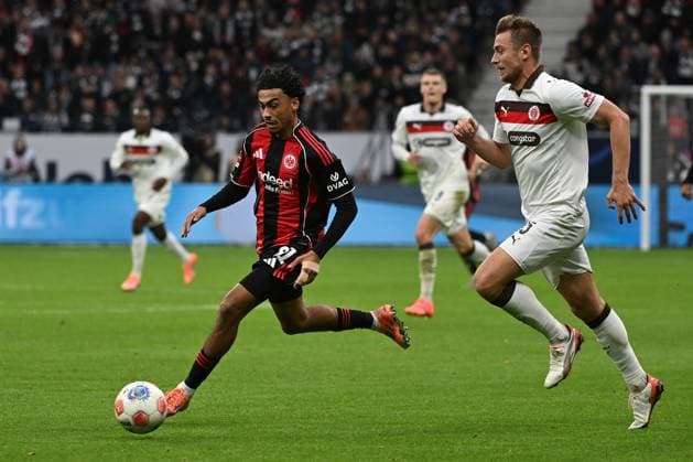 25.10.2025, xpsx, Fussball 1.Bundesliga, Eintracht Frankfurt - FC St.Pauli v.l. Nathaniel Brown (Eintracht Frankfurt) Hauke Wahl (FC St.Pauli) Zweikampf, Aktion, action, battle for the ball (DFL DFB REGULATIONS PROHIBIT ANY USE OF PHOTOGRAPHS as IMAGE SEQUENCES and or QUASI-VIDEO) Frankfurt am Main