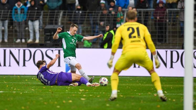 -1. FC 1905 Schweinfurt vs. VFL Osnabrück, Sachs-Stadion Football, 3. Liga -1. FC 1905 Schweinfurt vs. VFL Osnabrück 25 Oct 2025 Sachs-Stadion , Schweinfurt, Germany Image: Joshua Endres (Schweinfurt) in Action in front of the goal sliding tackle from Robin Fabinski (VFL). DFL REGULATIONS PROHIBIT ANY USE OF PHOTOGRAPHS AS IMAGE SEQUENCES AND OR QUASI-VIDEO Schweinfurt Sachs-Stadion Bayern Germany Copyright: xPresseFotoxEvansx