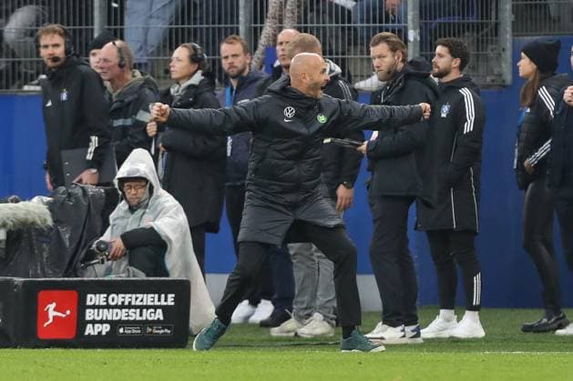 25.10.2025, xtgx, Fussball - 1.Bundesliga, Hamburger SV - VfL Wolfsburg emspor, v.l. Paul Simonis (Wolfsburg, Trainer) Jubel ueber den Sieg, Jubel nach Spielende (DFL DFB REGULATIONS PROHIBIT ANY USE OF PHOTOGRAPHS as IMAGE SEQUENCES and or QUASI-VIDEO) Hamburg