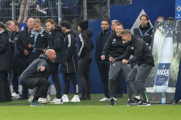 25.10.2025, xtgx, Fussball - 1.Bundesliga, Hamburger SV - VfL Wolfsburg emspor, v.l. Paul Simonis (Wolfsburg, Trainer) Jubel ueber den Sieg, Jubel nach Spielende (DFL DFB REGULATIONS PROHIBIT ANY USE OF PHOTOGRAPHS as IMAGE SEQUENCES and or QUASI-VIDEO) Hamburg