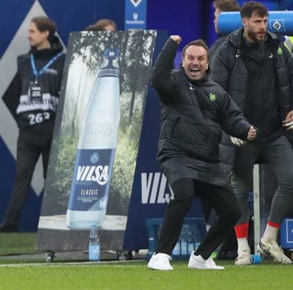 25.10.2025, xtgx, Fussball - 1.Bundesliga, Hamburger SV - VfL Wolfsburg emspor, v.l. Sebastian Schindzielorz (Wolfsburg, Sportdirektor) Jubel ueber den Sieg, Jubel nach Spielende (DFL DFB REGULATIONS PROHIBIT ANY USE OF PHOTOGRAPHS as IMAGE SEQUENCES and or QUASI-VIDEO) Hamburg