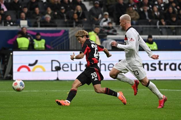 25.10.2025, xpsx, Fussball 1.Bundesliga, Eintracht Frankfurt - FC St.Pauli v.l. Ritsu Doan (Eintracht Frankfurt) Louis Oppie (FC St.Pauli) Zweikampf, Aktion, action, battle for the ball (DFL DFB REGULATIONS PROHIBIT ANY USE OF PHOTOGRAPHS as IMAGE SEQUENCES and or QUASI-VIDEO) Frankfurt am Main