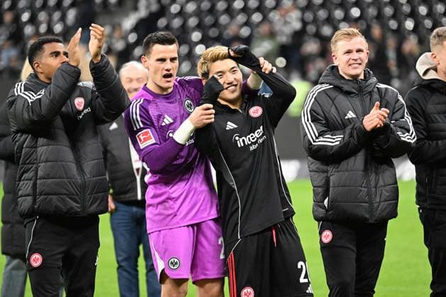 25.10.2025, xjhx, Fussball 1.Bundesliga, Eintracht Frankfurt - FC St.Pauli v.l. Jubel, Freude über den Sieg Ansgar Knauff (Eintracht Frankfurt) Michael Zetterer (Eintracht Frankfurt) Ritsu Doan (Eintracht Frankfurt) Jonathan Jonny Burkardt (Eintracht Frankfurt) (DFL DFB REGULATIONS PROHIBIT ANY USE OF PHOTOGRAPHS as IMAGE SEQUENCES and or QUASI-VIDEO) Frankfurt am Main