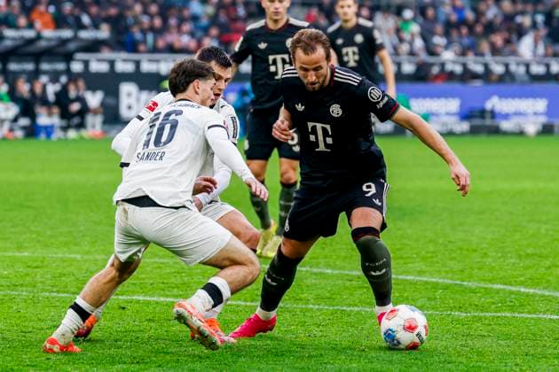 Harry Kane of FC Bayern München and Philipp Sander of Borussia Mönchengladbach battle for the ball Borussia Mönchengladbach v FC Bayern München, Bundesliga, Borussia Mönchengladbach v FC Bayern München, Stadion im Borussia-Park, October 25, 2025, Mönchengladbach, Germany.