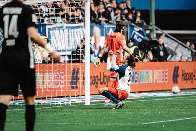 Fußball Männer Saison 2025 2026 1. Fußball-Bundesliga 8. Spieltag Hamburger SV vs. VfL Wolfsburg 25.10.2025 Yussuf Poulsen ( 15, HSV) ärgert sich nach einer vergebenen Chance Hamburg Volksparkstadion Hamburg Deutschland
