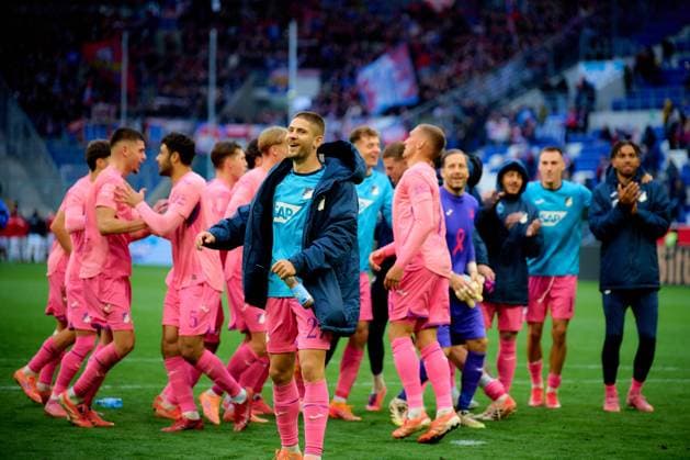 1.?? Fussball Bundesliga: TSG Hoffenheim vs. 1. FC Heidenheim; 25.10.2025 Andrej Kramaric (27; TSG Hoffenheim) und Oliver Baumann (1; TSG Hoffenheim) feiern mit Teamkollegen.1. Bundesliga: TSG Hoffenheim gegen 1. FC Heidenheim am 25.10.2025 in der PreZero Arena in Sinsheim. DFL REGULATIONS PROHIBIT ANY USE OF PHOTOGRAPHS AS IMAGE SEQUENCES AND OR QUASI-VIDEO. 1. Bundesliga: TSG Hoffenheim gegen 1. FC Heidenheim am 25.10.2025 in der PreZero Arena in Sinsheim. DFL REGULATIONS PROHIBIT ANY USE OF PHOTOGRAPHS AS IMAGE SEQUENCES AND OR QUASI-VIDEO. Copyright: xBEAUTIFULxSPORTS Gelhardtx
