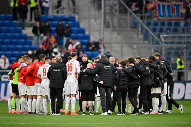 nach Spielende: Teambuilding, Kreis der Mannschaft FC Heidenheim um Trainer Coach Frank Schmidt 1. FC Heidenheim 1846 FCH TSG 1899 Hoffenheim vs 1. FC Heidenheim 1846 FCH 25.10.2025 DFL REGULATIONS PROHIBIT ANY USE OF PHOTOGRAPHS AS IMAGE SEQUENCES AND OR QUASI-VIDEO TSG 1899 Hoffenheim vs 1. FC Heidenheim 1846 FCH