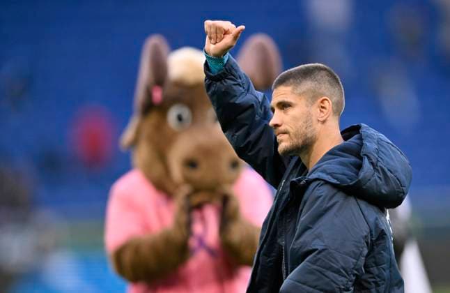 nach Spielende: Andrej Kramaric TSG 1899 Hoffenheim (27) bedankt sihc bei Fans Daumen hoch Schlussjubel, Freude, Glueck, Jubel Maskottchen Hoffie TSG 1899 Hoffenheim Pink viiolett Trikot Sondertrikot Aktion GEMEINSAM GEGEN BRUSTKREBS TSG 1899 Hoffenheim TSG 1899 Hoffenheim vs 1. FC Heidenheim 1846 FCH 25.10.2025 DFL REGULATIONS PROHIBIT ANY USE OF PHOTOGRAPHS AS IMAGE SEQUENCES AND OR QUASI-VIDEO TSG 1899 Hoffenheim vs 1. FC Heidenheim 1846 FCH