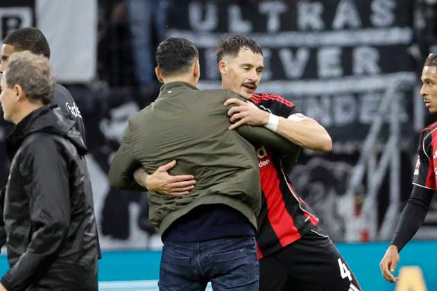 Dino Toppmöller, Toppmoller (Eintracht Frankfurt, Trainer) und Robin Koch (Eintracht Frankfurt, 04) nach dem Spiel , Deutschland, Fussball, 1. Bundesliga, 8.Spieltag, 2025 2026, Eintracht Frankfurt vs. FC St. Pauli, 25.10.2025, Deutsche-Bank-Park, Frankfurt am Main, Deutschland Frankfurt am Main Deutsche-Bank-Park Hessen Deutschland Copyright: xGrantxHubbsx