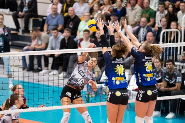 1. Volleyball Bundesliga Frauen: Schwarz-Weiss Erfurt vs. VfB Suhl Lotto Thüringen; Erfurt; 25.10.2025 Kinga Szücs ( 10; Schwarz-Weiss Erfurt) gegen Laura Berger ( 11; VfB Suhl LOTTO Thüringen)(links9 und Monika Brancuská ( 25; VfB Suhl LOTTO Thüringen) (rechts) 1. Volleyball Bundesliga Frauen: Schwarz-Weiss Erfurt vs. VfB Suhl Lotto Thüringen; Riethsporthalle Erfurt; 25.10.2025 Copyright: xBEAUTIFULxSPORTS Duehringx
