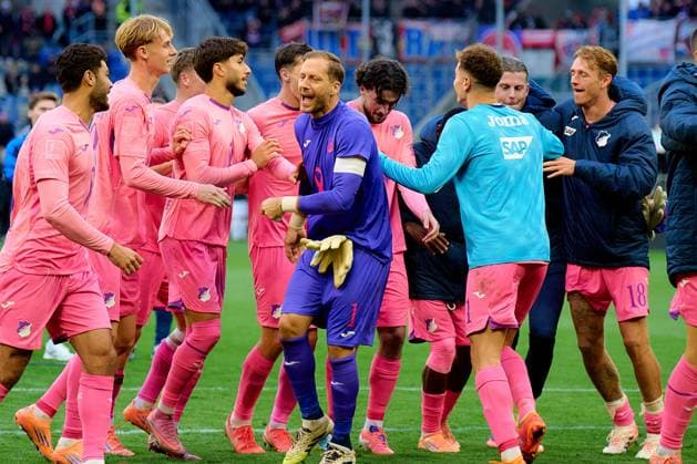 1.?? Fussball Bundesliga: TSG Hoffenheim vs. 1. FC Heidenheim; 25.10.2025 Oliver Baumann (1; TSG Hoffenheim) und Spieler von TSG Hoffenheim feiern gemeinsam auf dem Spielfeld 1. Bundesliga: TSG Hoffenheim gegen 1. FC Heidenheim am 25.10.2025 in der PreZero Arena in Sinsheim. DFL REGULATIONS PROHIBIT ANY USE OF PHOTOGRAPHS AS IMAGE SEQUENCES AND OR QUASI-VIDEO. Copyright: xBEAUTIFULxSPORTS Gelhardtx