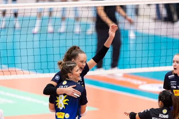 1. Volleyball Bundesliga Frauen: Schwarz-Weiss Erfurt vs. VfB Suhl Lotto Thüringen; Erfurt; 25.10.2025 Jubel, Laura Berger ( 11; VfB Suhl LOTTO Thüringen) (dahinter) und Mackenzie Foley ( 8; VfB Suhl LOTTO Thüringen) 1. Volleyball Bundesliga Frauen: Schwarz-Weiss Erfurt vs. VfB Suhl Lotto Thüringen; Riethsporthalle Erfurt; 25.10.2025 Copyright: xBEAUTIFULxSPORTS Duehringx