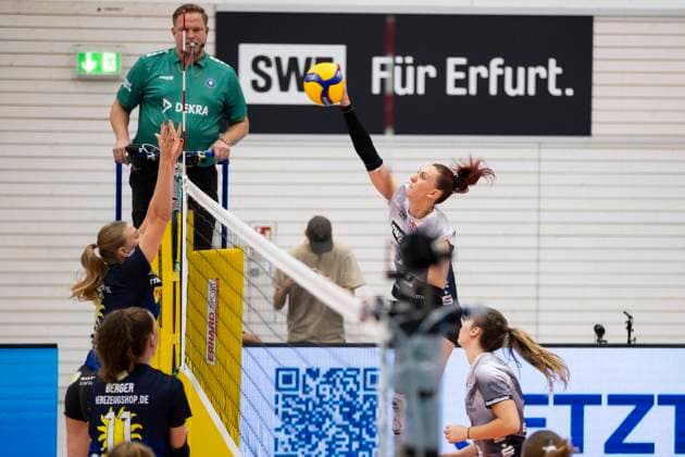 1. Volleyball Bundesliga Frauen: Schwarz-Weiss Erfurt vs. VfB Suhl Lotto Thüringen; Erfurt; 25.10.2025 Isabel Kova?i? ( 11; Schwarz-Weiss Erfurt) gegen Svea Naujack ( 1; VfB Suhl LOTTO Thüringen) 1. Volleyball Bundesliga Frauen: Schwarz-Weiss Erfurt vs. VfB Suhl Lotto Thüringen; Riethsporthalle Erfurt; 25.10.2025 Copyright: xBEAUTIFULxSPORTS Duehringx