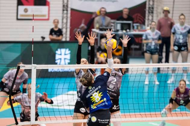 1. Volleyball Bundesliga Frauen: Schwarz-Weiss Erfurt vs. VfB Suhl Lotto Thüringen; Erfurt; 25.10.2025 Mackenzie Foley ( 8; VfB Suhl LOTTO Thüringen) gegen Sina Siebert ( 7; Schwarz-Weiss Erfurt) (links) und Elizabeth Sandbothe ( 2; Schwarz-Weiss Erfurt) (rechts) 1. Volleyball Bundesliga Frauen: Schwarz-Weiss Erfurt vs. VfB Suhl Lotto Thüringen; Riethsporthalle Erfurt; 25.10.2025 Copyright: xBEAUTIFULxSPORTS Duehringx