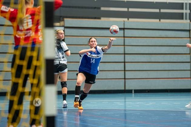 HSG Blomberg-Lippe II vs. Buxtehuder SV II, Handball, 3. Liga Nord, Spieltag 6, 25.10.2025, Saision 2025 2026, Blomberg Nurhan Koyutuerk (HSG Blomberg-Lippe II, 14) im Torwurf Blomberg Sporthalle an der Ulmenallee Deutschland