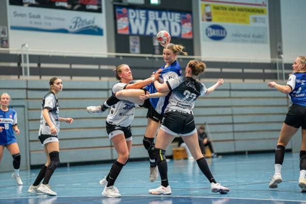 HSG Blomberg-Lippe II vs. Buxtehuder SV II, Handball, 3. Liga Nord, Spieltag 6, 25.10.2025, Saision 2025 2026, Blomberg Megan Rusko (HSG Blomberg-Lippe II, 10) im Torwurf Blomberg Sporthalle an der Ulmenallee Deutschland