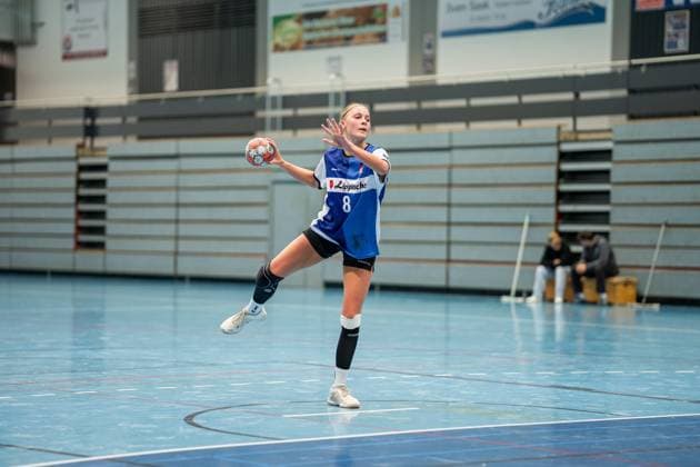 HSG Blomberg-Lippe II vs. Buxtehuder SV II, Handball, 3. Liga Nord, Spieltag 6, 25.10.2025, Saision 2025 2026, Blomberg Leni Ringelkamp (HSG Blomberg-Lippe II, 08) bei einem 7-Meter Wurf Blomberg Sporthalle an der Ulmenallee Deutschland