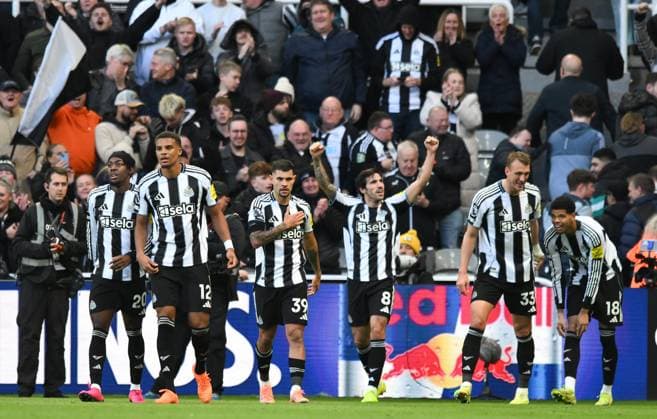 Bruno Guimaraes of Newcastle United celebrates scoring their second goal during the Premier League 2025 26 League match between Newcastle United FC and Fulham at St James Park on October 25, 2025 in Newcastle upon Tyne, England. Copyright: xRichardxLee SportsxPressxPhotox Sportspressphoto_SPR50686