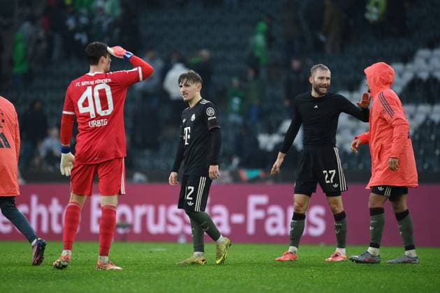 Torwart Jonas Urbig (Bayern Muenchen), Lennart Karl (Bayern Muenchen), Konrad Laimer (Bayern Muenchen), v.li., nach dem Spiel 25.10.2025, Fussball 1. Bundesliga, Saison 2025 2026, 8. Spieltag, Borussia Mönchengladbach - FC Bayern München DFL regulations prohibit any use of photographs as image sequences and or quasi-video Moenchengladbach Borussia Park Nordrhein Westfalen Deutschland
