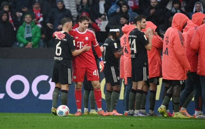 Jubel Joshua Kimmich (Bayern Muenchen), Torwart Jonas Urbig (Bayern Muenchen), v.li., nach dem Spiel 25.10.2025, Fussball 1. Bundesliga, Saison 2025 2026, 8. Spieltag, Borussia Mönchengladbach - FC Bayern München DFL regulations prohibit any use of photographs as image sequences and or quasi-video Moenchengladbach Borussia Park Nordrhein Westfalen Deutschland